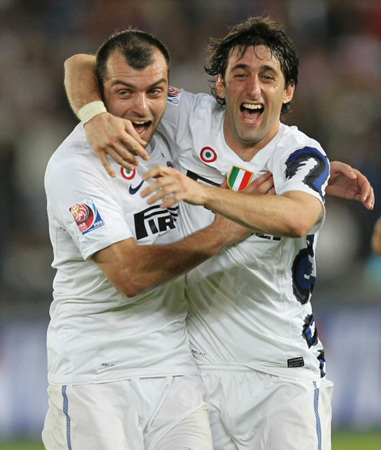 16일 오전(한국시간) 아부다비 자예드 스포츠시티 스타디움에서 열린 '클럽월드컵 UAE 2010' 성남일화와 인터밀란과의 4강전에서 후반 28분 골을 넣은 인터밀란의 밀리토(오른쪽)가 동료 판데프와 기뻐하고 있다.
