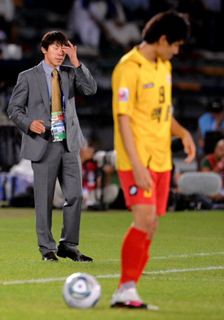 16일 오전(이하 한국시간) 아부다비 자예드 스포츠시티 스타디움에서 열린 '클럽월드컵 UAE 2010' 성남일화와 인터밀란과의 4강전에서 성남 신태용 감독이 경기가 풀리지 않자 인상을 찌푸리고 있다.