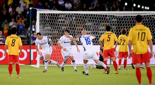 16일 오전(한국시간) 아부다비 자예드 스포츠시티 스타디움에서 열린 '클럽월드컵 UAE 2010' 성남일화와 인터밀란과의 4강전에서 성남일화 선수들이 인터밀란 스탄코비치(왼쪽 두번째)에게 선제골을 허용한 후 아쉬워하고 있다.