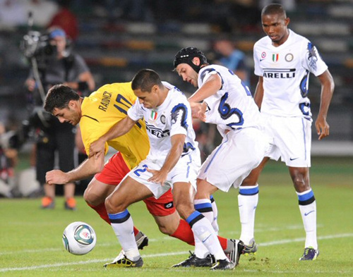 16일 오전(한국시간) 아부다비 자예드 스포츠시티 스타디움에서 열린 '클럽월드컵 UAE 2010' 성남일화와 인터밀란과의 4강전에서 성남 라돈치치가 인터밀란 수비수들에게 둘러싸여 패스를 하지 못하고 있다.
