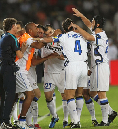 16일 오전(한국시간) 아부다비 자예드 스포츠시티 스타디움에서 열린 '클럽월드컵 UAE 2010' 성남일화와 인터밀란과의 4강전에서 전반 31분 골을 넣은 인터밀란 주장 사네티(오른쪽에서 두 번째)가 동료들과 기뻐하고 있다.