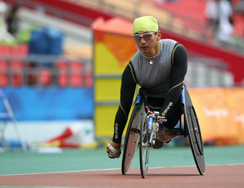 16일 중국 광저우 아오티 주경기장에서 열린 2010 광저우장애인아시아경기대회 남자 육상 200m 예선을 마친 홍석만이 굳은 표정으로 경기장을 나서고 있다.