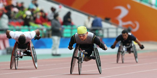16일 중국 광저우 아오티 주경기장에서 열린 2010 광저우장애인아시아경기대회 육상 남자 200m 예선에서 한국의 홍석만이 역주하고 있다. 홍 선수는 중국의 장애등급 조정으로 400m에서 딴 금메달을 억울하게 박탈당했다.