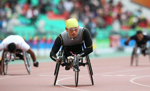 16일 중국 광저우 아오티 주경기장에서 열린 2010 광저우장애인아시아경기대회 육상 남자 200m 예선에서 한국의 홍석만이 역주하고 있다. 홍 선수는 중국의 장애등급 조정으로 400m에서 딴 금메달을 억울하게 박탈당했다.