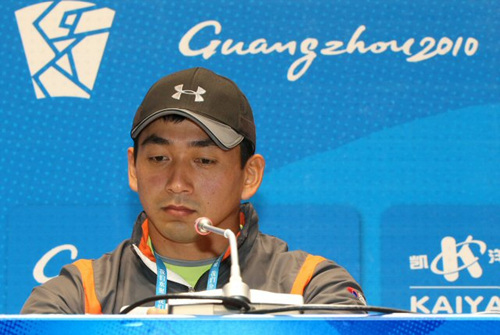 2010 중국 광저우 장애인아시아경기대회 한국 육상 대표선수인 홍석만이 16일 MPC(메인프레스센터)에서 열린 기자회견에서 굳은 표정으로 앉아있다.