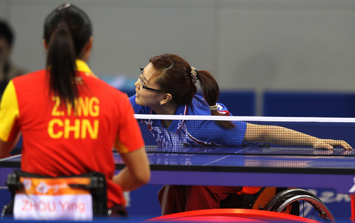 17일 중국 광저우 아시아게임타운 탁구장에서 열린 2010 광저우장애인아시아경기대회 여자 탁구 TT4 결승에서 한국의 문성혜가 중국의 저우 잉에게 아깝게 패한 뒤 아쉬워하고있다.