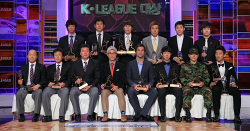 20일 오후 서대문구 홍은동 그랜드힐튼호텔에서 열린 프로축구 2010 쏘나타 K리그 대상 시상식에서 MVP 김은중을 비롯한 수상자들이 기념촬영을 하고 있다.