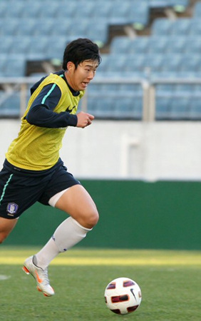 축구 국가대표팀이 22일 오후 제주월드컵경기장에서 미니게임을 하며 훈련을 한 가운데 손흥민이 드리블하고 있다.