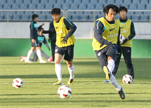 축구 국가대표팀이 22일 오후 제주월드컵경기장에서 훈련을 한 가운데 선수들이 슛 연습을 하고 있다.