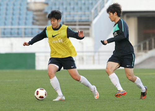 축구 국가대표팀이 22일 오후 제주월드컵경기장에서 미니게임을 하며 훈련을 한 가운데 손흥민이 드리블하고 있다.