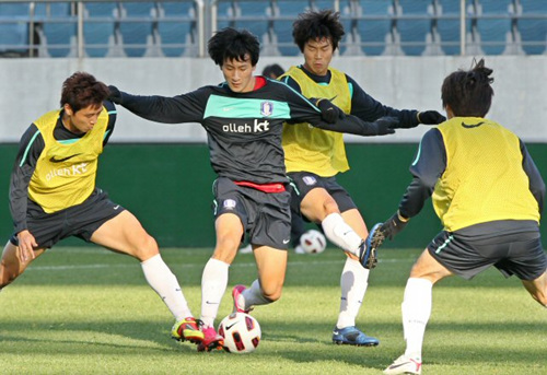 축구 국가대표팀이 22일 오후 제주월드컵경기장에서 훈련을 한 가운데 선수들이 미니게임을 하고 있다.