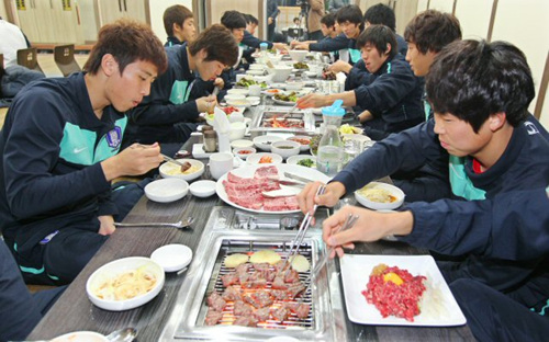 축구 국가대표팀 선수들이 22일 오후 훈련을 마친 뒤 서귀포시 흑한우명품관에서 출국 전 마지막 단체회식을 갖고 한우를 맛있게 먹고 있다.