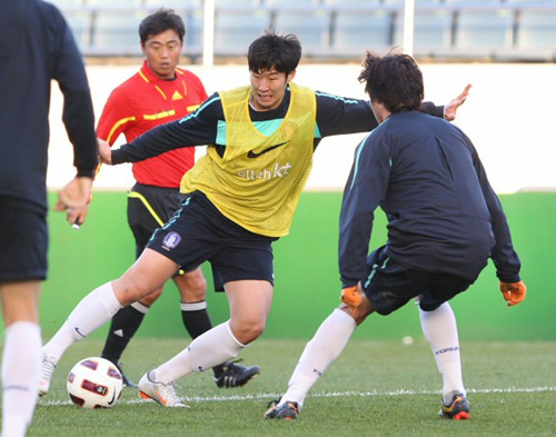 축구 국가대표팀이 22일 오후 제주월드컵경기장에서 미니게임을 하며 훈련을 한 가운데 손흥민이 문전으로 드리블하고 있다.