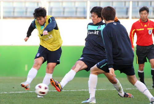 축구 국가대표팀이 22일 오후 제주월드컵경기장에서 미니게임을 하며 훈련을 한 가운데 손흥민이 슛을 시도하고 있다.