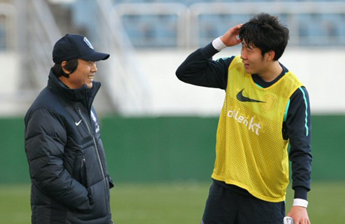 22일 오후 제주월드컵경기장에서 축구 국가대표팀의 훈련이 끝난 뒤 조광래 감독이 손흥민과 웃으며 이야기하고 있다.