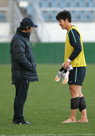 축구대표팀이 22일 오후 제주월드컵경기장에서 훈련을 마친 가운데 조광래 감독이 손흥민과 이야기하고 있다.