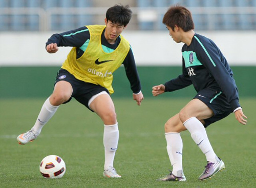 축구 국가대표팀이 22일 오후 제주월드컵경기장에서 미니게임을 하며 훈련을 한 가운데 손흥민이 드리블을 시도하고 있다.