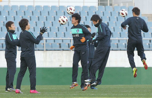 축구 국가대표팀이 22일 오후 제주월드컵경기장에서 훈련을 한 가운데 선수들이 헤딩 연습을 하고 있다.