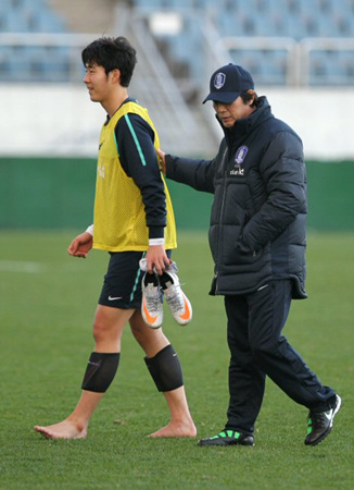 축구대표팀이 22일 오후 제주월드컵경기장에서 훈련을 마친 가운데 조광래 감독이 손흥민의 등을 가볍게 두드리며 격려하고 있다.