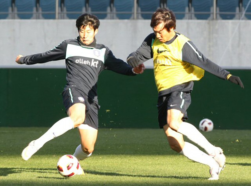 축구 국가대표팀이 22일 오후 제주월드컵경기장에서 미니게임을 하며 훈련을 한 가운데 손흥민이 공을 다투고 있다.