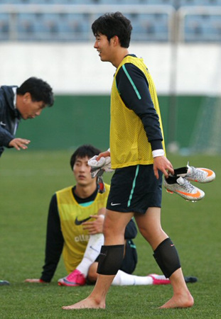 22일 오후 제주월드컵경기장에서 축구 국가대표팀의 훈련이 끝난 가운데 손흥민이 맨발로 이동하고 있다.