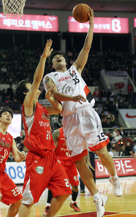 22일 저녁 잠실학생체육관에서 열린 2010-2011 현대모비스 프로농구 서울 SK와 부산 KT의 경기에서 부산 이상일이 슛을 하고 있다.