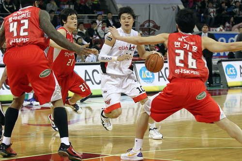 22일 저녁 잠실학생체육관에서 열린 2010-2011 현대모비스 프로농구 서울 SK와 부산 KT의 경기에서 부산 조성민이 드리블을 하고 있다.