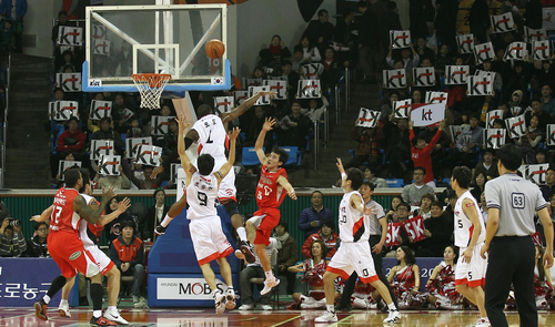 22일 저녁 잠실학생체육관에서 열린 2010-2011 현대모비스 프로농구 서울 SK와 부산 KT의 경기에서 양팀선수들이 격돌하고 있다.