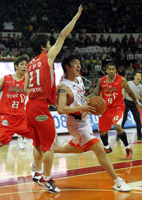 22일 저녁 잠실학생체육관에서 열린 2010-2011 현대모비스 프로농구 서울 SK와 부산 KT의 경기에서 부산 이상일이 드리블을 하고 있다.