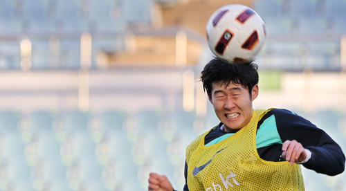 24일 조광래 축구대표팀 감독이 발표한 아시안컵 축구 국가대표 명단에 포함된  손흥민(함부르크)이 지난 22일 제주에서 훈련하고 있다. 손흥민은 이번 대표팀중 가장 나이가 어린 18세 다.