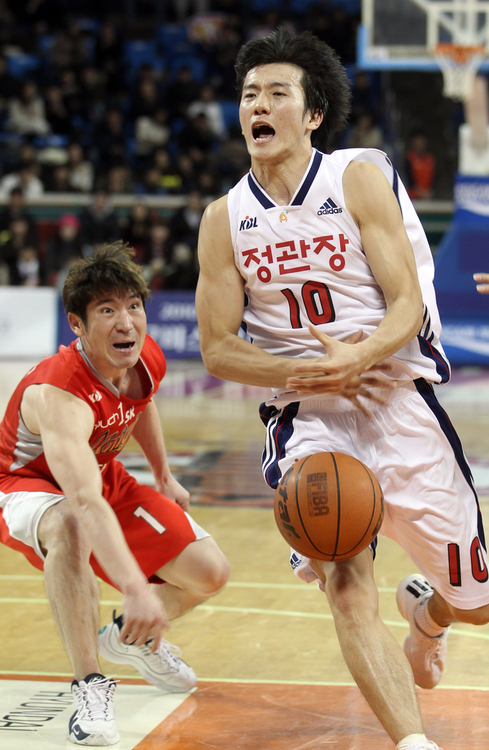 프로농구 서울SK와 안양 한국인삼공사의 경기에서 서울 황성인이 안양 박찬희를 수비하고 있다. 결과는 수비자 파울. 24일 잠실학생체육관.