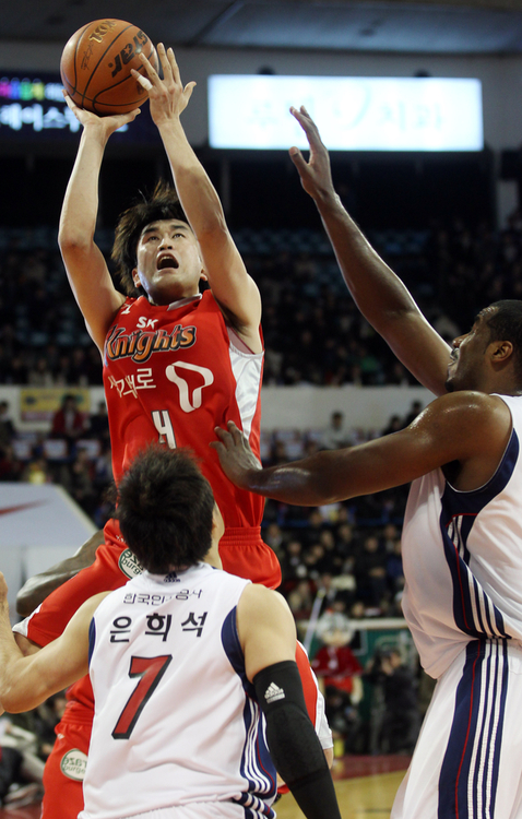 프로농구 서울SK와 안양 한국인삼공사의 경기에서 서울 손준영이 슛을하고 있다. 수비는 은희석과 사이먼. 24일 잠실학생체육관.