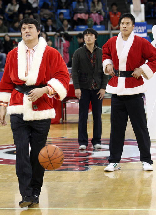 왕년의 삼점 슈터 문경은과 우지원이 24일 잠실학생체육관에서 프로농구 서울SK와 안양 한국인삼공사의 경기 하프타임 때 1분간 삼점슛 넣기 이벤트를 하고 있다.