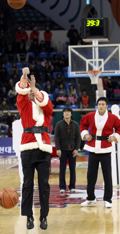 왕년의 삼점 슈터 문경은과 우지원이 24일 잠실학생체육관에서 프로농구 서울SK와 안양 한국인삼공사의 경기 하프타임 때 1분간 삼점슛 넣기 이벤트를 하고 있다.