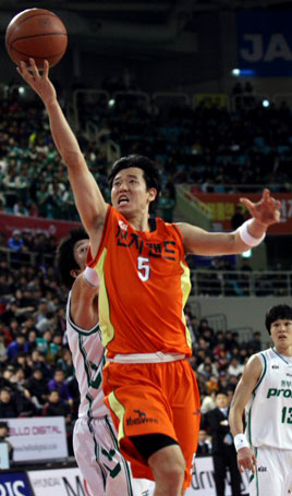 프로농구 인천 신기성이 동부 박지현의 수비를 피해 슛을 하고 있다. 26일 인천삼산체육관.