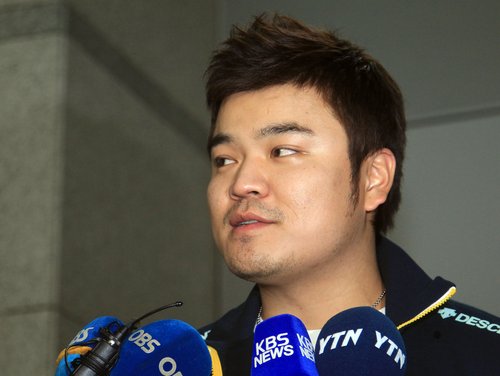 한국 야구가 8년 만에 정상을 탈환하는데 결정적인 대포를 쏘아 올렸던 추신수가 27일 인천국제공항을 통해 출국하며 기자들의 질문에 답하고 있다.