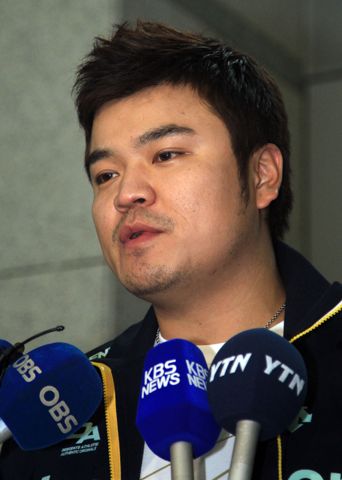 한국 야구가 8년 만에 정상을 탈환하는데 결정적인 대포를 쏘아 올렸던 추신수가 27일 인천국제공항을 통해 출국하며 기자들의 질문에 답하고 있다.