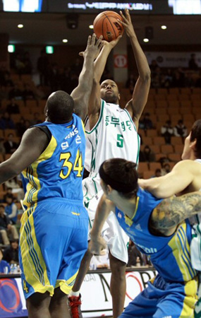 29일 오후 서울 송파구 잠실동 잠실실내체육관에서 펼쳐진 2010-2011 현대모비스 프로농구 삼성-동부 경기에서 동부 로드 벤슨이 삼성 딕슨의 수비를 제치고 슛하고 있다.