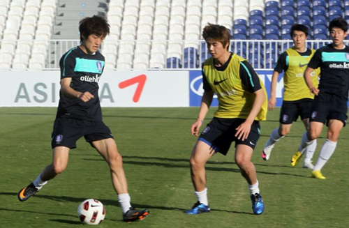 29일 아랍에미리트(UAE) 아부다비 바니야스클럽 경기장에서 한국 축구대표팀 이청용이 훈련에 열중하고 있다.