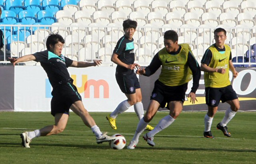 29일 아랍에미리트(UAE) 아부다비 바니야스클럽 경기장에서 한국 축구대표팀 박지성이 훈련에 열중하고 있다.