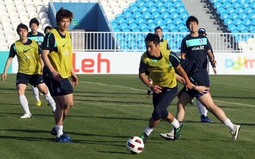 29일 아랍에미리트(UAE) 아부다비 바니야스클럽 경기장에서 한국 축구대표팀 이영표가 훈련에 열중하고 있다.