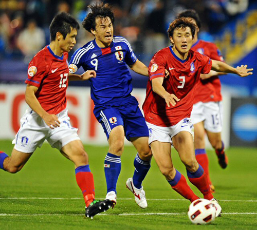 25일(한국시간) 카타르 알 가라파 스타디움에서 열린 2011 아시아축구연맹(AFC) 아시안컵 4강 대한민국-일본 경기, 한국 황재원(오른쪽)이 일본 신지 오카자키(가운데)에게 반칙을 해 페널티킥을 허용하고 있다.
