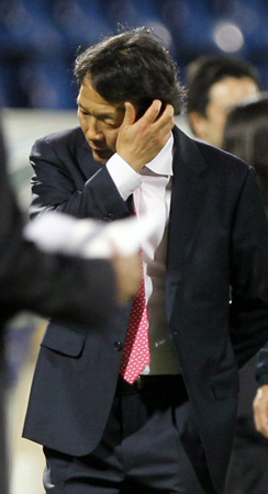 25일(한국시간) 카타르 알 가라파 스타디움에서 열린 2011 아시아축구연맹(AFC) 아시안컵 4강 대한민국-일본 경기, 한국 조광래 감독이 승부차기 접전 끝에 일본에 패해 결승 진출에 실패하자 아쉬운 표정을 짓고 있다.
