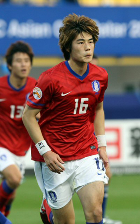 25일(한국시간) 카타르 알 가라파 스타디움에서 열린 2011 아시아축구연맹(AFC) 아시안컵 4강 대한민국-일본 경기, 한국 기성용이 페널티킥으로 선제골을 넣은 후 세리머니를 펼치고 있다.