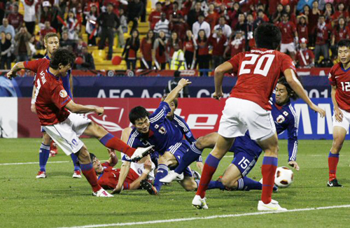 25일(한국시간) 카타르 알 가라파 스타디움에서 열린 2011 아시아축구연맹(AFC) 아시안컵 4강 대한민국-일본 경기,  한국 황재원이 연장 후반 15분 극적인 동점골을 성공시키고 있다.