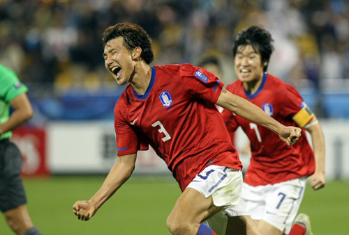 25일(한국시간) 카타르 알 가라파 스타디움에서 열린 2011 아시아축구연맹(AFC) 아시안컵 4강 대한민국-일본 경기, 한국 황재원이 연장 후반 15분 극적인 동점골을 넣은 후 기뻐하고 있다.