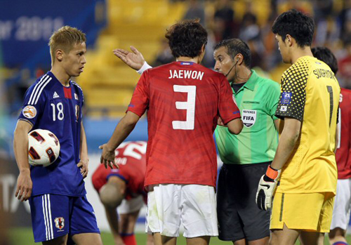 25일(한국시간) 카타르 알 가라파 스타디움에서 열린 2011 아시아축구연맹(AFC) 아시안컵 4강 대한민국-일본 경기, 한국 황재원이 반칙으로 일본에 페널티킥을 내주고 있다.