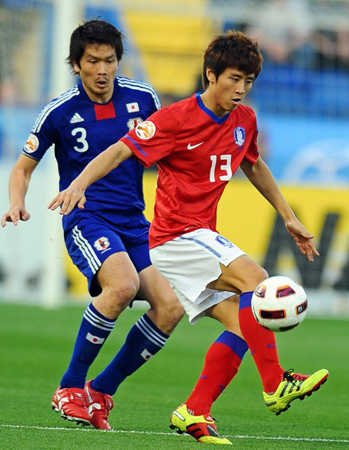 25일(한국시간) 카타르 알 가라파 스타디움에서 열린 2011 아시아축구연맹(AFC) 아시안컵 4강 대한민국-일본 경기,  한국 구자철(오른쪽)이 일본 다이키 이와마사를 등진 채 공을 받고 있다.