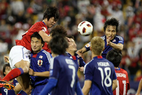 25일(한국시간) 카타르 알 가라파 스타디움에서 열린 2011 아시아축구연맹(AFC) 아시안컵 4강 대한민국-일본 경기, 한국 홍정호(왼쪽)가 상대 문전에서 헤딩슛을 시도하고 있다.