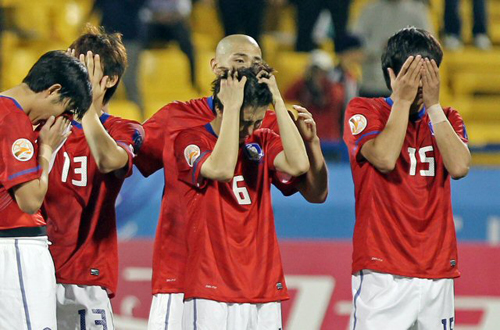 25일(한국시간) 카타르 알 가라파 스타디움에서 열린 2011 아시아축구연맹(AFC) 아시안컵 4강 대한민국-일본 경기, 한국 선수들이 승부차기 접전 끝에 일본에 패해 결승 진출이 좌절되자 아쉬워 하고 있다.